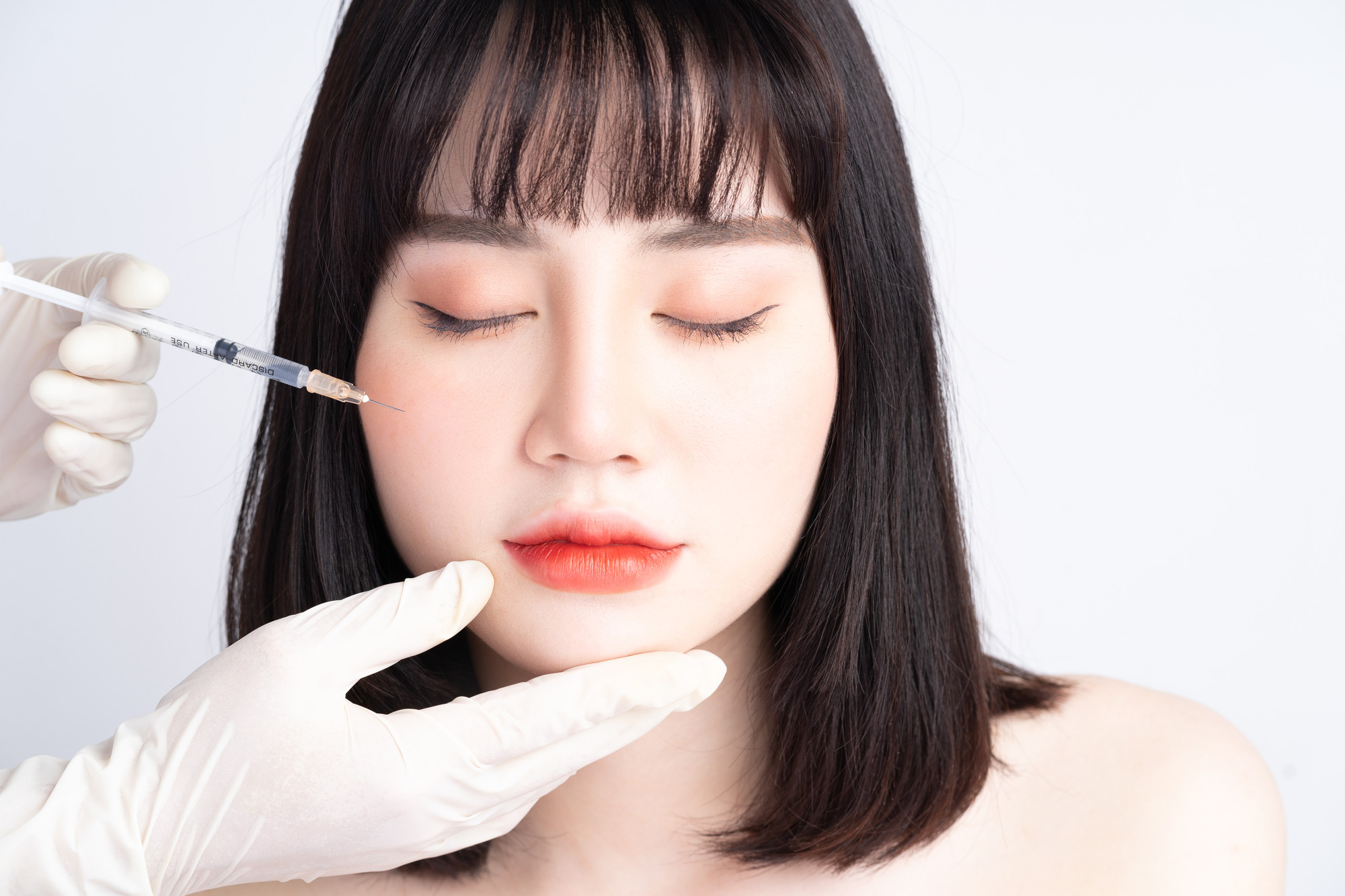 小顔ボトックスを受ける女性の写真